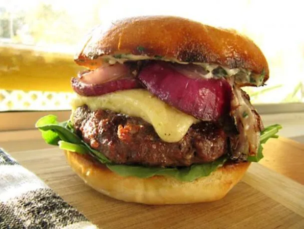Izgara Dana Kıyması Burgerleri Ekstra Keskin Çedar ve Limon Sarımsaklı Aioli ile