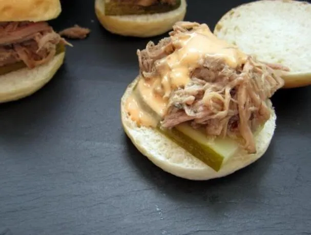 Sriracha Aiolili Kalua Domuz Eti Slider'ları